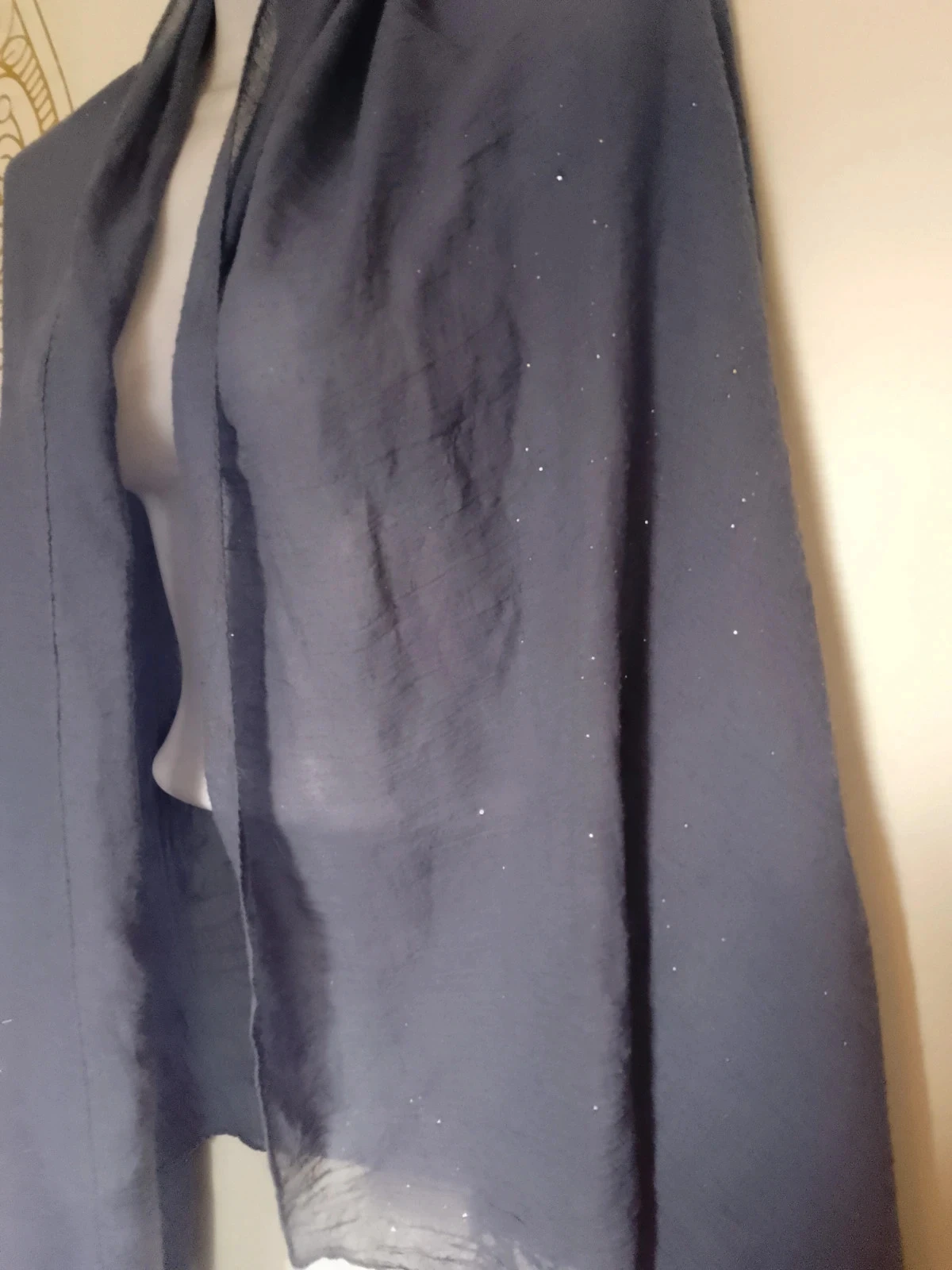 Châle bleu avec paillettes argentées